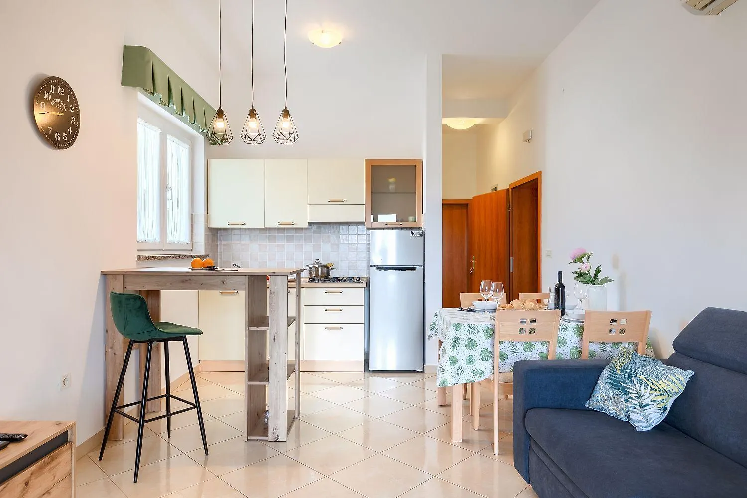 Preiswertes Apartment Mit Stylischem Interiour, Babybett, Spielplatz Vodnjan
