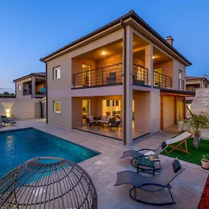  Villa Brionika Mit Pool